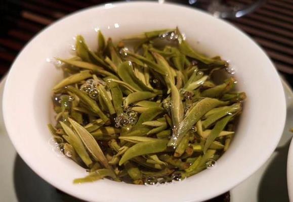 白茶的茶汤里为什么有许多茸毛，能喝吗？